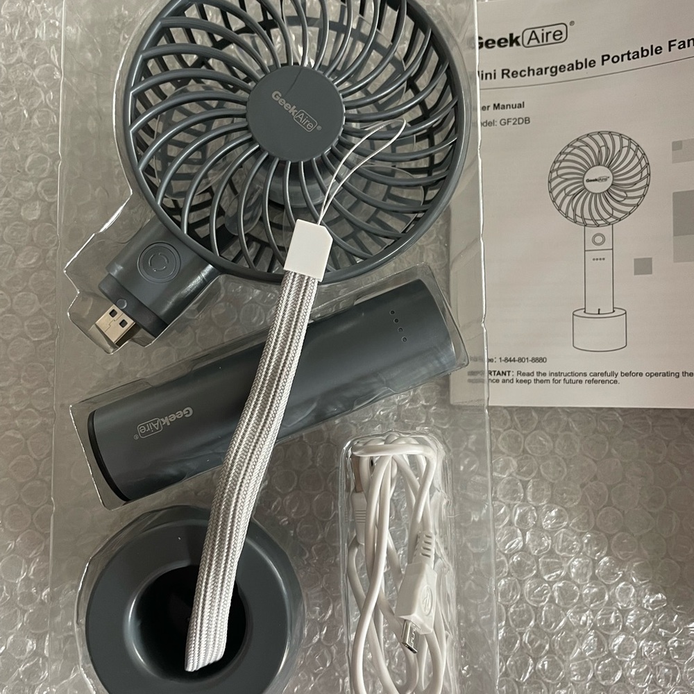 Geek Aire Mini Rechargeable Portable Fan with Detachable Power Bank - Picture 3 of 6